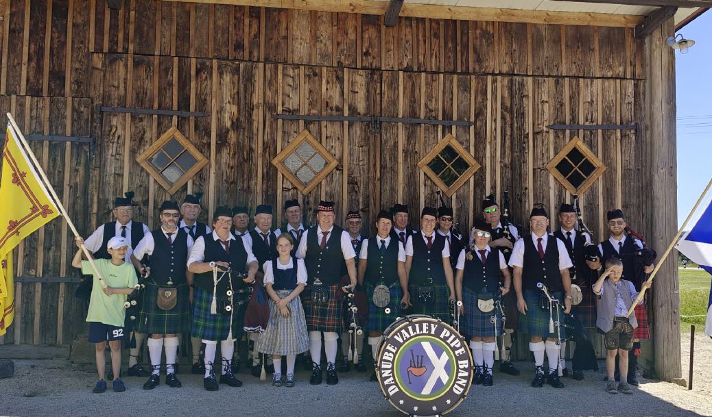 Große Truppe beim heißen Musikfestumzug....